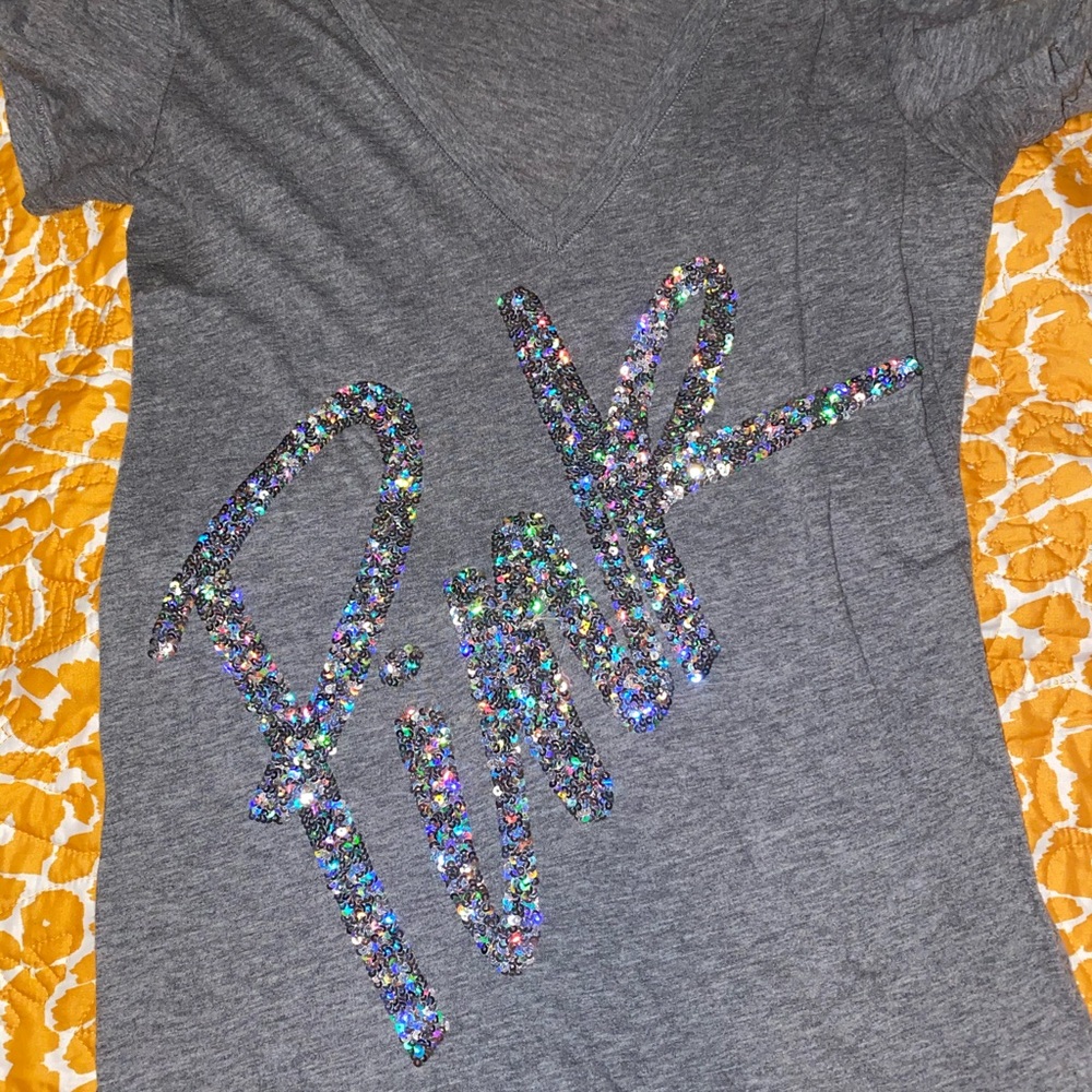 VS PINK BLING v neck